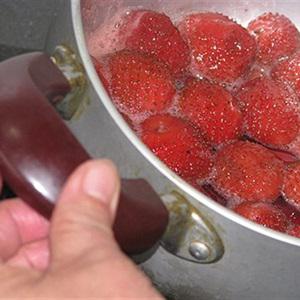 Cách làm mứt dâu tây ngọt thơm