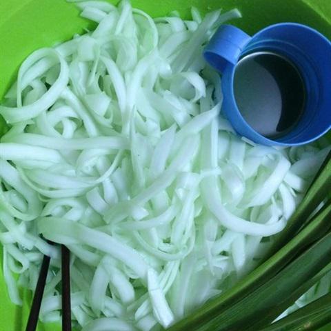 Cách làm mứt dừa vị lá dứa