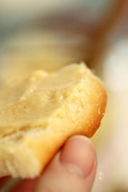 Mứt sữa béo ngậy ăn với bánh mì siêu chuẩn