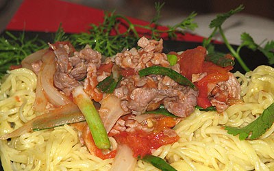 Mỳ tôm xào cà chua với thịt bò