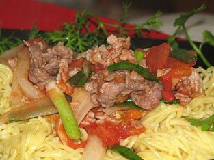 Mỳ tôm xào cà chua với thịt bò