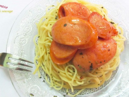 Mỳ ý dầu tỏi xúc xích