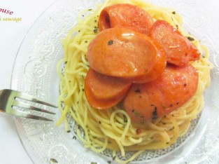 Mỳ ý dầu tỏi xúc xích