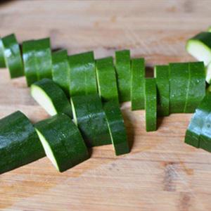 Cách làm mì Ý sốt tôm và bí ngòi