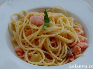 Mỳ ý xào cá hồi xông khói