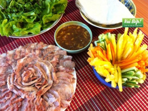 Nạm bò luộc cuốn chấm mắm nêm đón hè