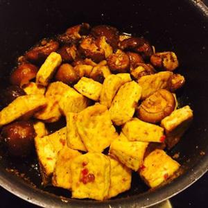 Cách làm nấm đông cô đậu hũ kho sả ớt