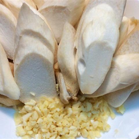 Cách làm nấm đùi gà xào bơ tỏi