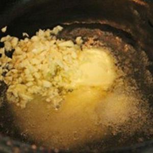 Cách làm nấm đùi gà xào bơ tỏi