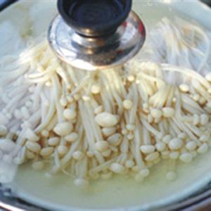 Cách làm nấm kim châm hấp nước tương