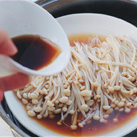 Cách làm nấm kim châm hấp nước tương