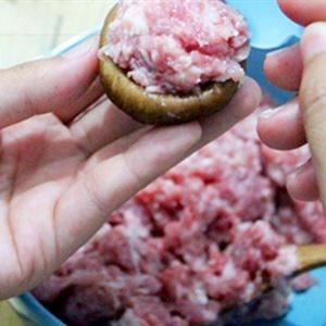 Cách làm nấm nhồi thịt sốt cà