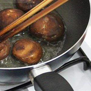 Cách làm nấm nhồi thịt sốt cà