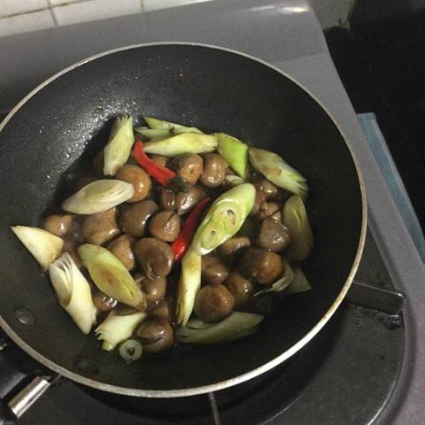 Cách làm nấm rơm kho tiêu