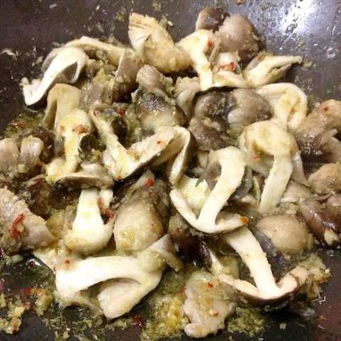 Cách làm nấm rơm xào sả ớt