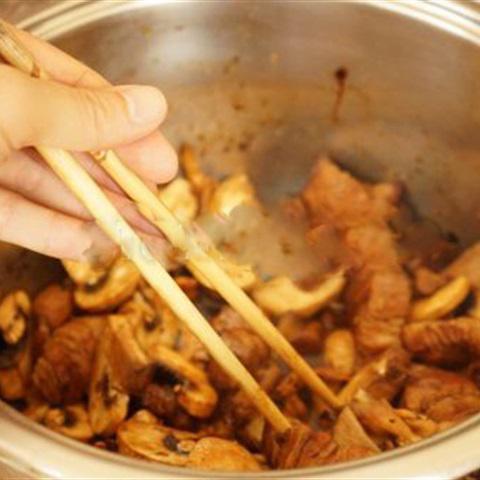 Cách làm nấm, thịt kho tàu
