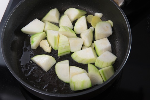 Nấm  xào chay kiểu Đài Loan vừa nhanh vừa dễ lại ngon hết ý