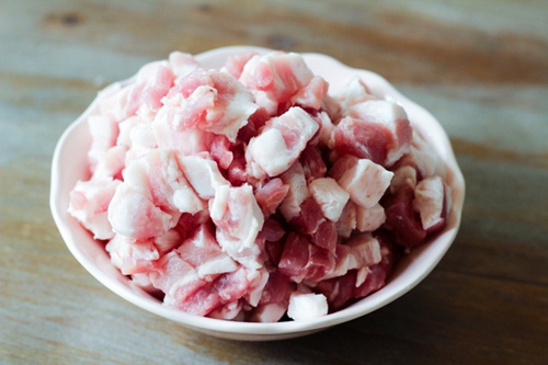 Nâng cấp bữa cơm gia đình với thịt viên trứng cút rưới sốt lạ miệng