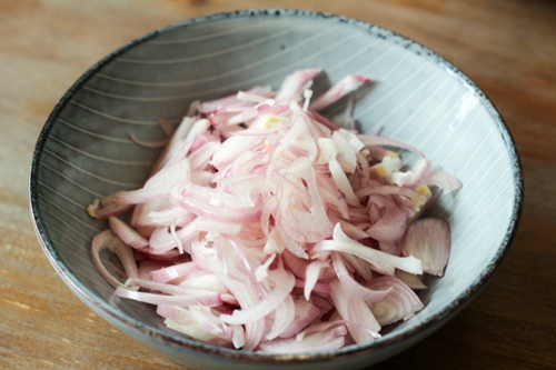 Nâng cấp bữa cơm gia đình với thịt viên trứng cút rưới sốt lạ miệng