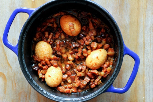 Nâng cấp bữa cơm gia đình với thịt viên trứng cút rưới sốt lạ miệng