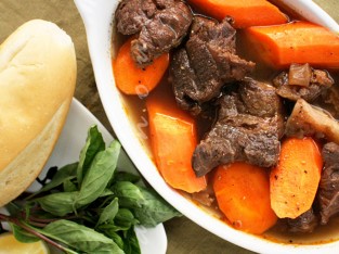 Nấu bò kho thơm nức cho bữa sáng