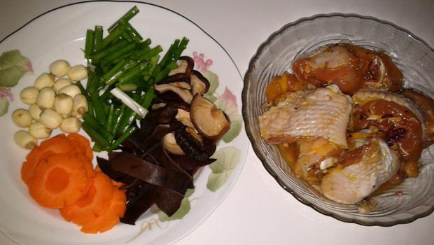 Nấu canh gà nấm rơm cho bà bầu dùng trong bữa cơm