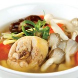 Nấu canh gà nấm rơm cho bà bầu dùng trong bữa cơm