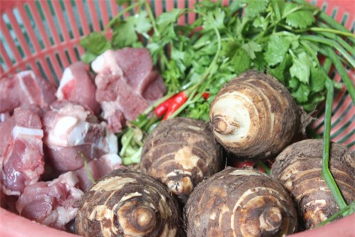 Nấu canh khoai môn sườn non cho bà bầu bồi dưỡng