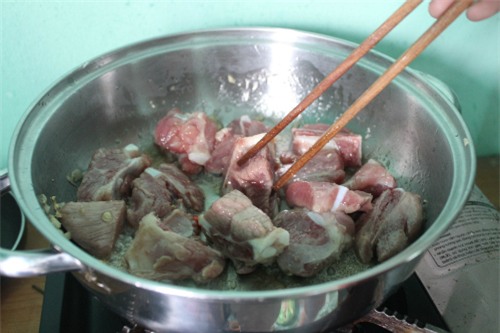 Nấu canh khoai môn sườn non cho bà bầu bồi dưỡng