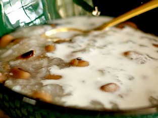 Nấu chè đậu trắng siêu dễ với nồi cơm điện