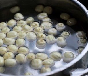 Nấu chè hạt sen rong biển thanh mát