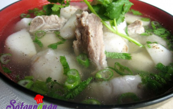 Nấu món canh sườn khoai môn