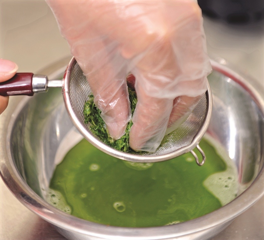 Nấu xôi lá dứa đậu xanh trong các ngày kỵ giỗ hay lễ tết