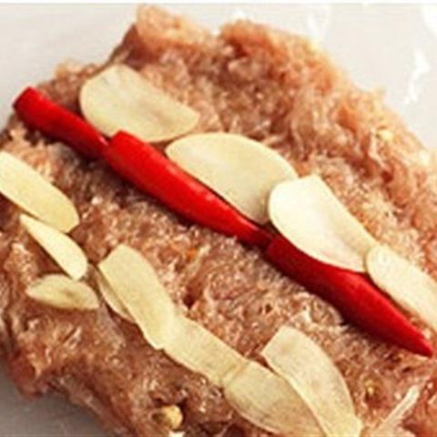 Cách làm nem chua gói lá