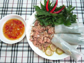 Nem chua nướng cuốn bánh tráng