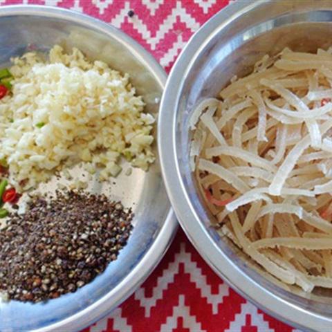 Cách làm nem chua với thịt bò