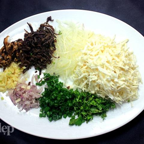 Cách làm nem cuộn khoai môn