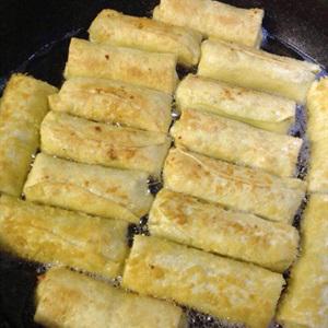 Cách làm nem gà cuốn vỏ bánh gối