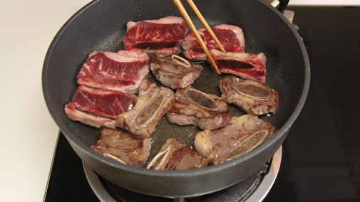 Nêm hương vị cho bữa tối với bò cuộn rau củ nướng ngon tuyệt