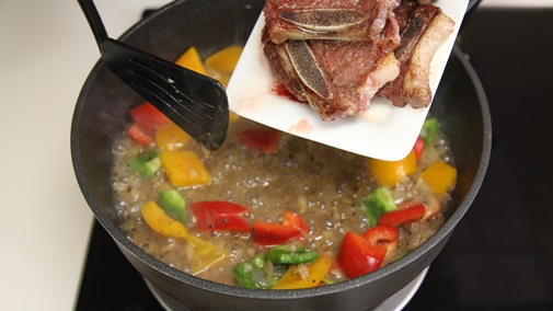 Nêm hương vị cho bữa tối với bò cuộn rau củ nướng ngon tuyệt