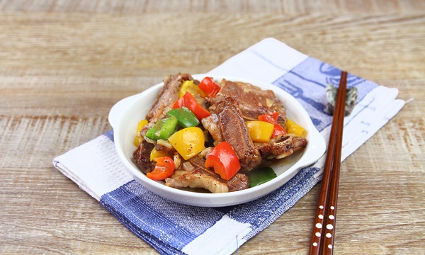 Nêm hương vị cho bữa tối với bò cuộn rau củ nướng ngon tuyệt