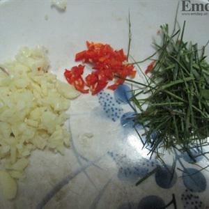 Cách làm nem tai heo trộn thính