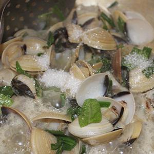 Cách làm ngao xào hành răm