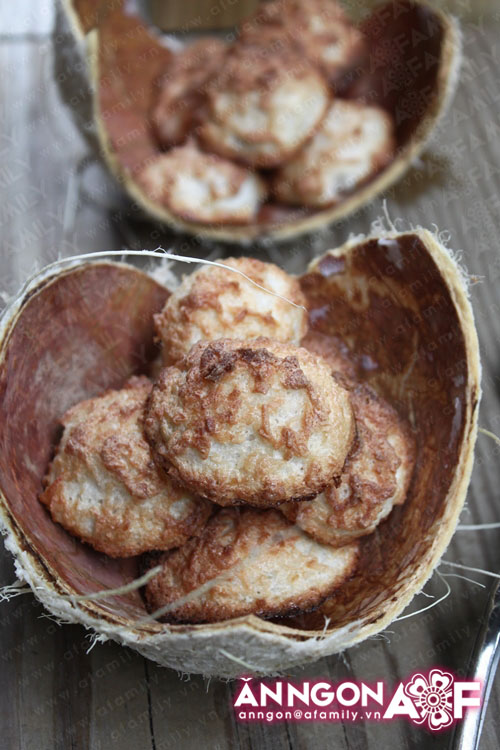 Ngày nghỉ, làm bánh dừa để dành ăn dần!