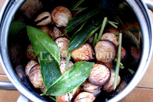 Nghêu hấp chấm nước mắm sả