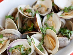 Nghêu hấp húng quế