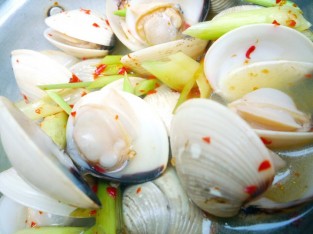 Nghêu hấp Thái chua cay