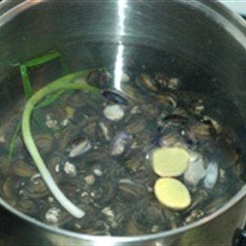 Cách làm nghêu xào bông hẹ