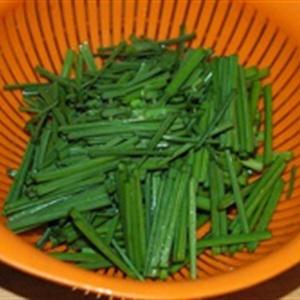 Cách làm nghêu xào bông hẹ