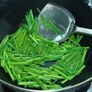 Cách làm nghêu xào bông hẹ